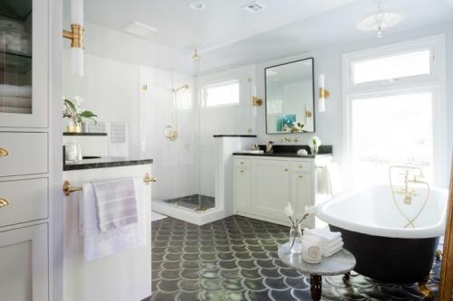 Стильная ванная с картиной и гламурными деталями 04