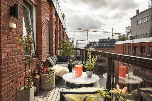 Черно-белая квартира с домашним офисом 11