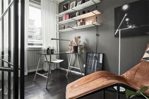 Черно-белая квартира с домашним офисом 08