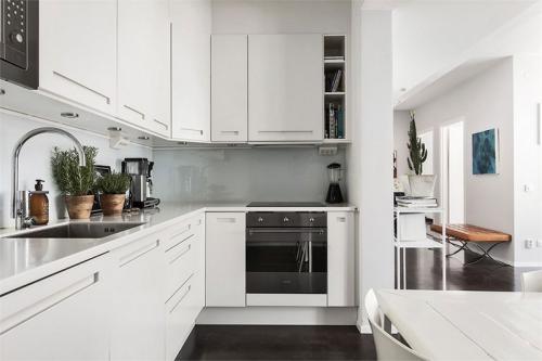 Черно-белая квартира с домашним офисом 14