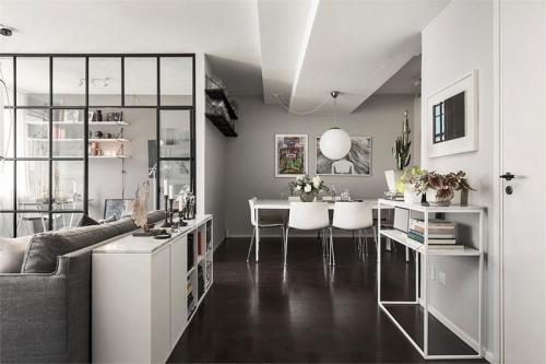 Черно-белая квартира с домашним офисом 03