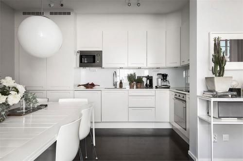 Черно-белая квартира с домашним офисом 13