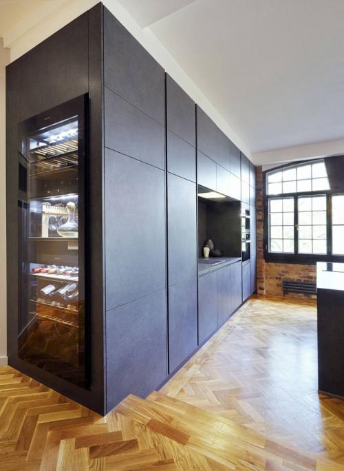 Великолепная кухня в черном с кирпичной стеной 03