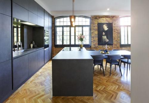 Великолепная кухня в черном с кирпичной стеной 01