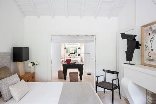 Изысканный и стильный белый интерьер 08