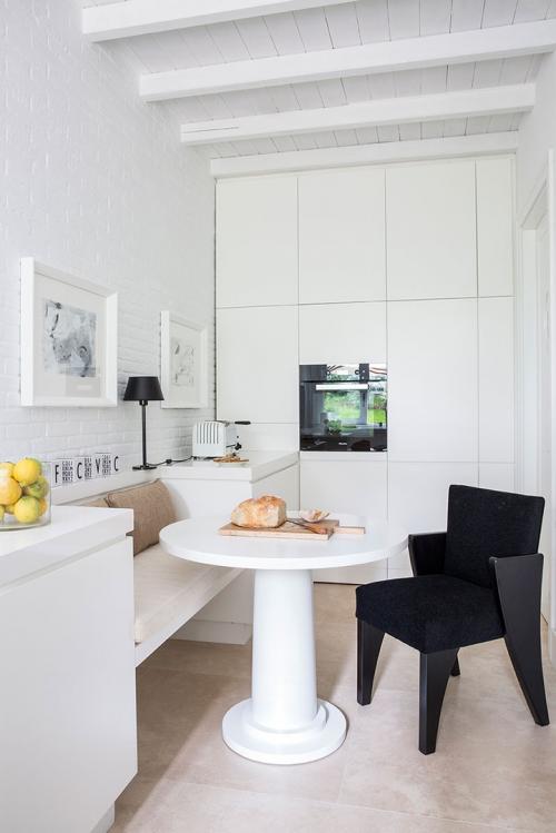 Изысканный и стильный белый интерьер 05