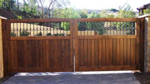 Ворота своими руками из дерева. Преимущества и недостатки