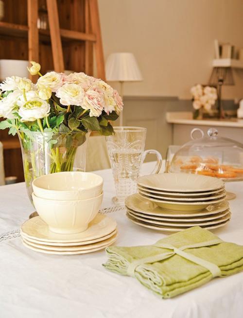 Женственный интерьер с высокими потолками 08