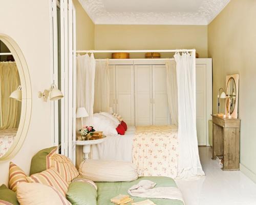 Женственный интерьер с высокими потолками 11