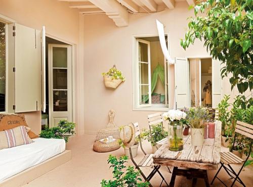 Женственный интерьер с высокими потолками 03