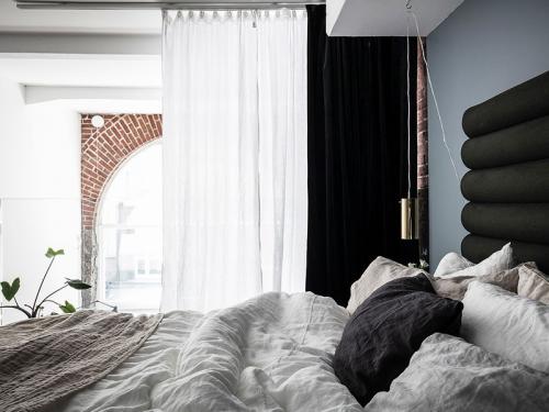 Маленькая квартира с огромным окном 13