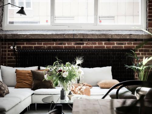 Маленькая квартира с огромным окном 02