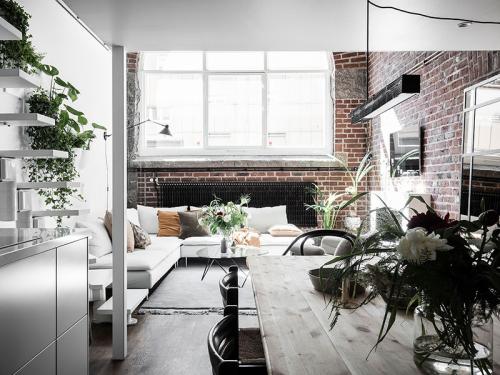 Маленькая квартира с огромным окном 09