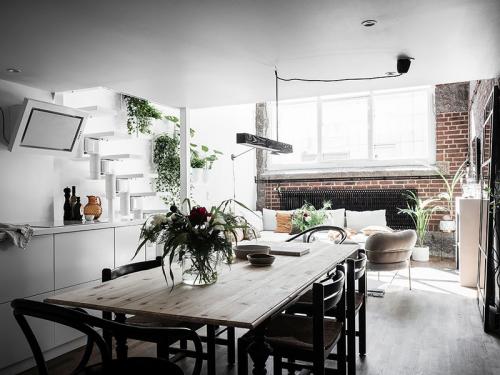 Маленькая квартира с огромным окном 07