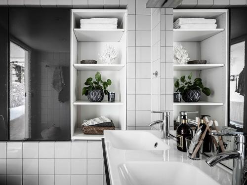 Маленькая квартира с огромным окном 21