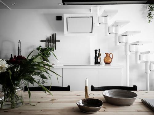 Маленькая квартира с огромным окном 06