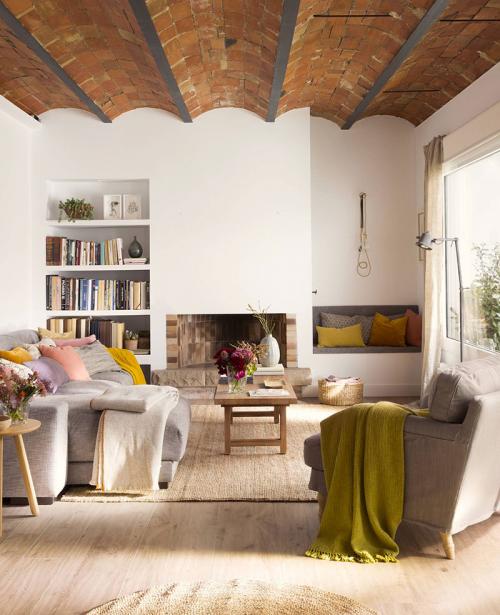 Когда тепло от одного лишь вида: 16 интерьеров с камином 06