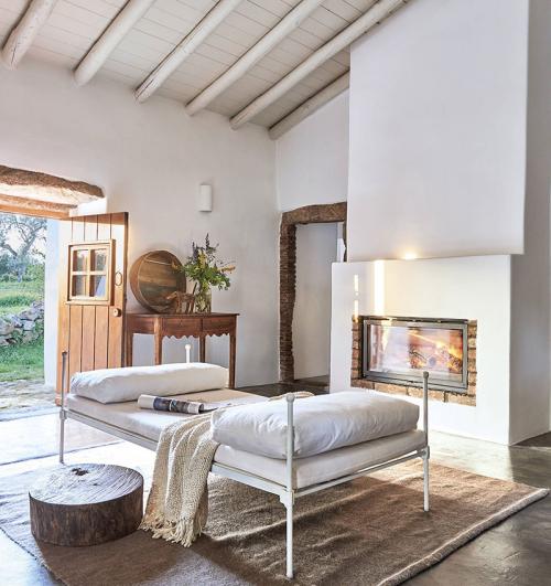 Когда тепло от одного лишь вида: 16 интерьеров с камином 11