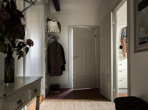 Мансардная квартира с библиотекой и печкой-камином 18