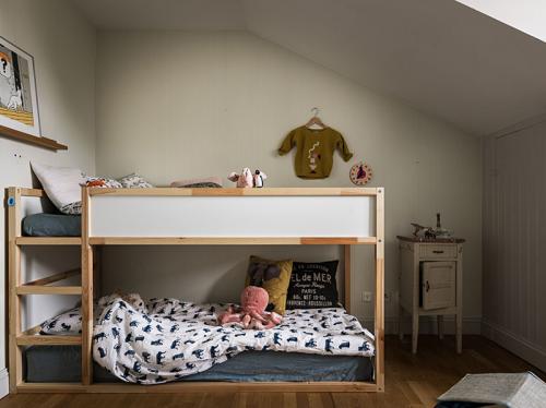 Мансардная квартира с библиотекой и печкой-камином 12