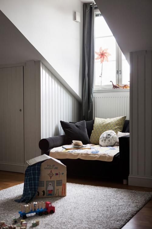 Мансардная квартира с библиотекой и печкой-камином 15