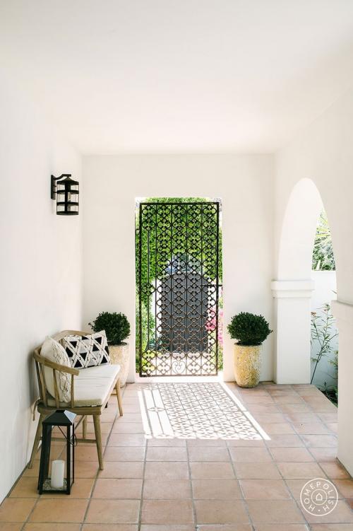 Светлый интерьер дома для сестры 11