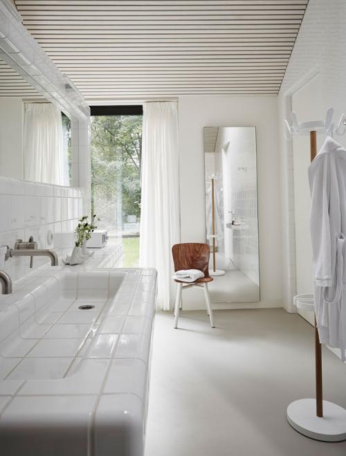 Дом со стеклянными стенами посреди лесной сказки 05