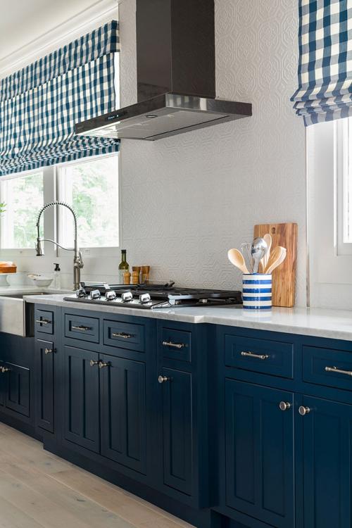 Кухня мечты: глубокий синий и кирпичная стена 06