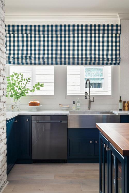 Кухня мечты: глубокий синий и кирпичная стена 03