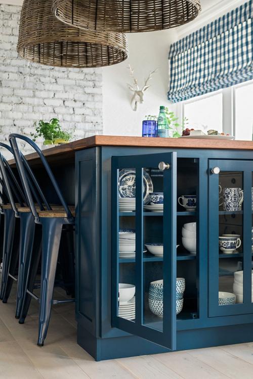 Кухня мечты: глубокий синий и кирпичная стена 11