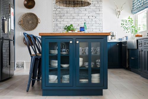 Кухня мечты: глубокий синий и кирпичная стена 01