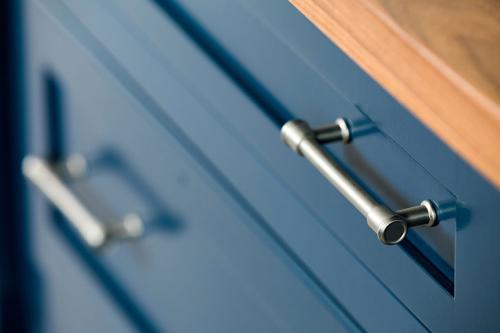 Кухня мечты: глубокий синий и кирпичная стена 10