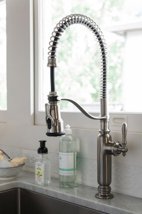 Кухня мечты: глубокий синий и кирпичная стена 05