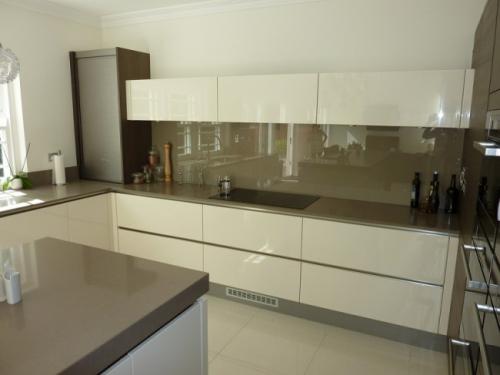 Фартук на кухню из стекла: 45 идей дизайна и 5 важных советов