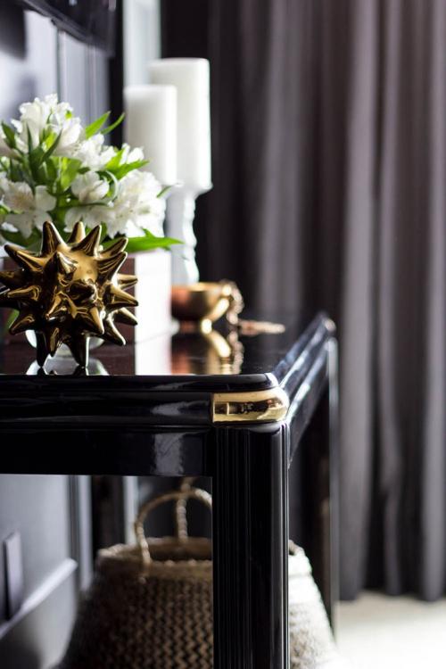 Стильная женская спальня в черном 08