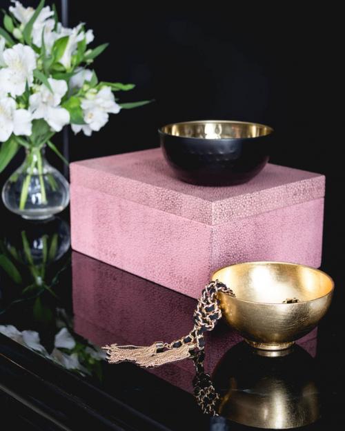 Стильная женская спальня в черном 07