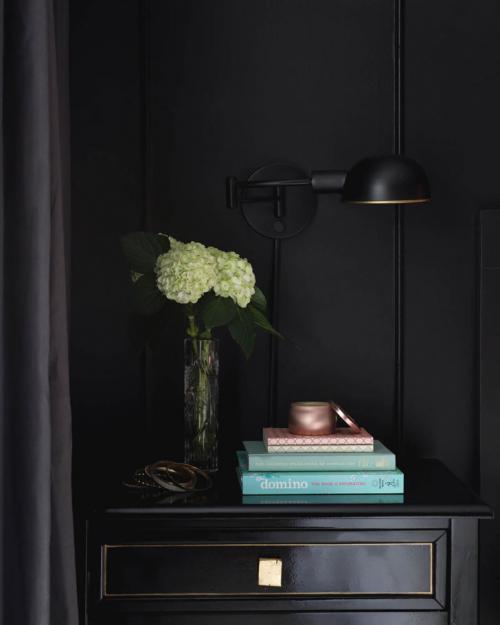 Стильная женская спальня в черном 06