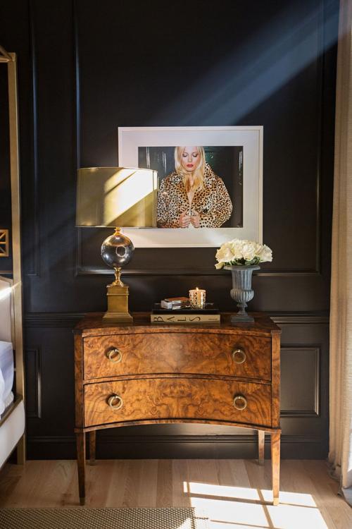 Гламурная спальня в темных тонах 02