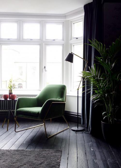 Волшебная спальня со смелыми цветочными обоями 04