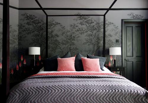 Волшебная спальня со смелыми цветочными обоями 01