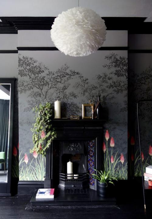 Волшебная спальня со смелыми цветочными обоями 12