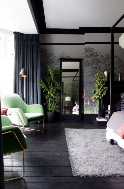 Волшебная спальня со смелыми цветочными обоями 13