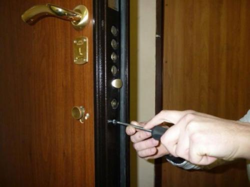 Установка замка врезного. Устанавливаем замок