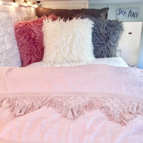 Как сделать комнату уютной в общежитии. Две студентки превратили комнату в общежитии в невероятно уютную спальню