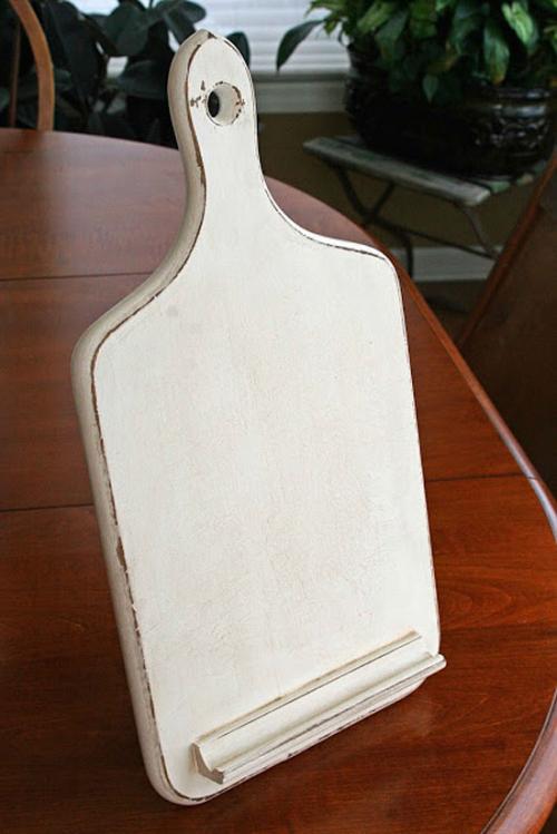 Мелочи для кухни своими руками. Иде.  Подставка для планшета из разделочной доски