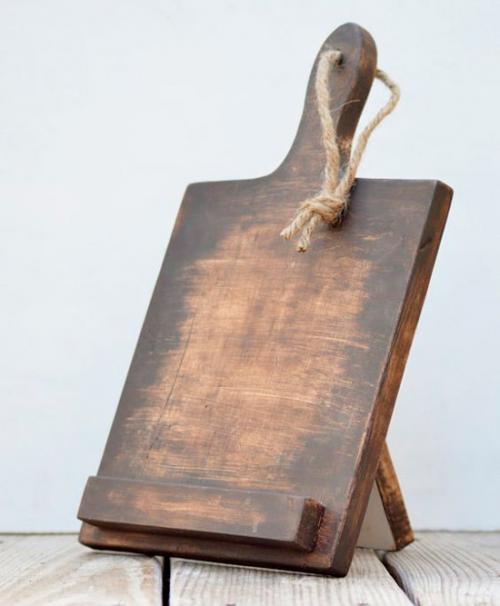 Мелочи для кухни своими руками. Иде.  Подставка для планшета из разделочной доски