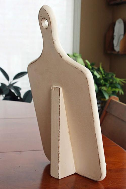 Мелочи для кухни своими руками. Иде.  Подставка для планшета из разделочной доски
