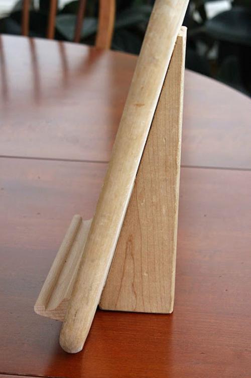 Мелочи для кухни своими руками. Иде.  Подставка для планшета из разделочной доски