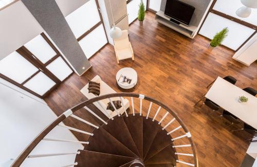 Светло коричневый пол в интерьере. Подбор цвета пола в квартире