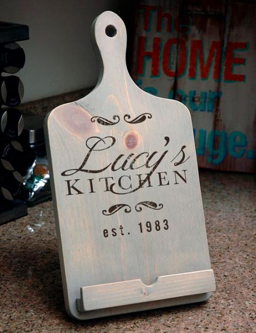 Мелочи для кухни своими руками. Иде.  Подставка для планшета из разделочной доски